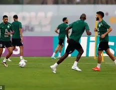 多特蒙德球员集体训练,备战下一场比赛结果